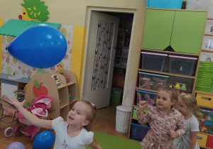 Dzieci biorą udział w zawodach w grze w balona